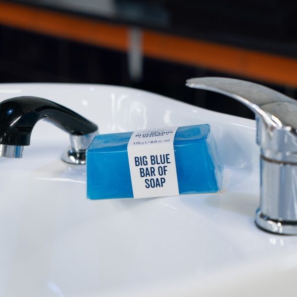 Велике синє чоловіче мило The Bluebeards Revenge Soap 175г 10801002 фото